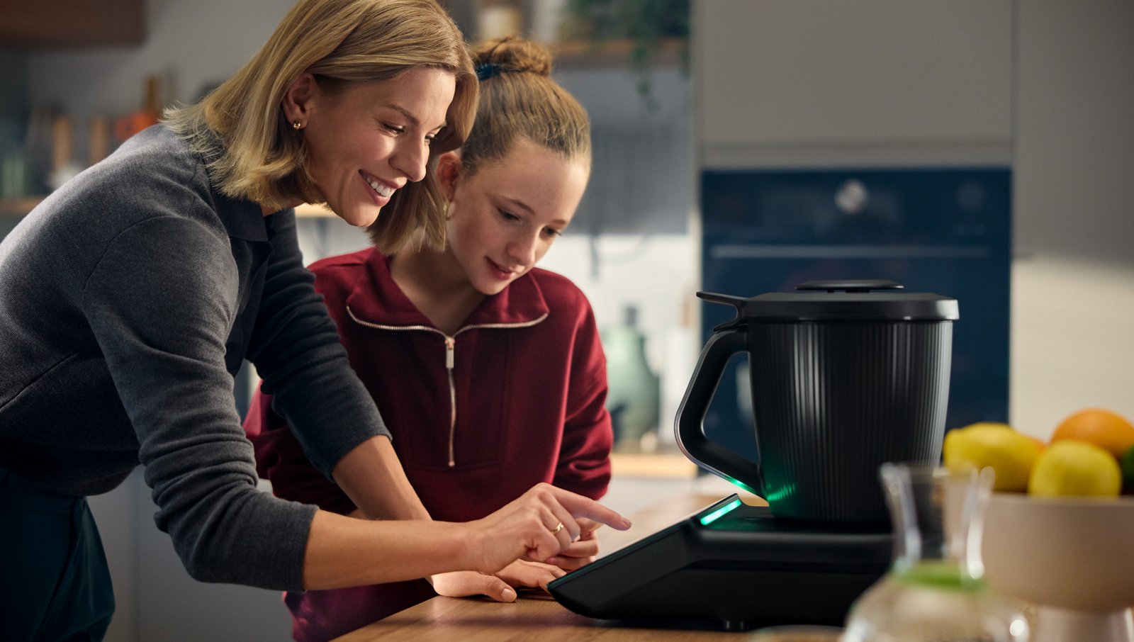 Family cooking together with Thermomix TM7