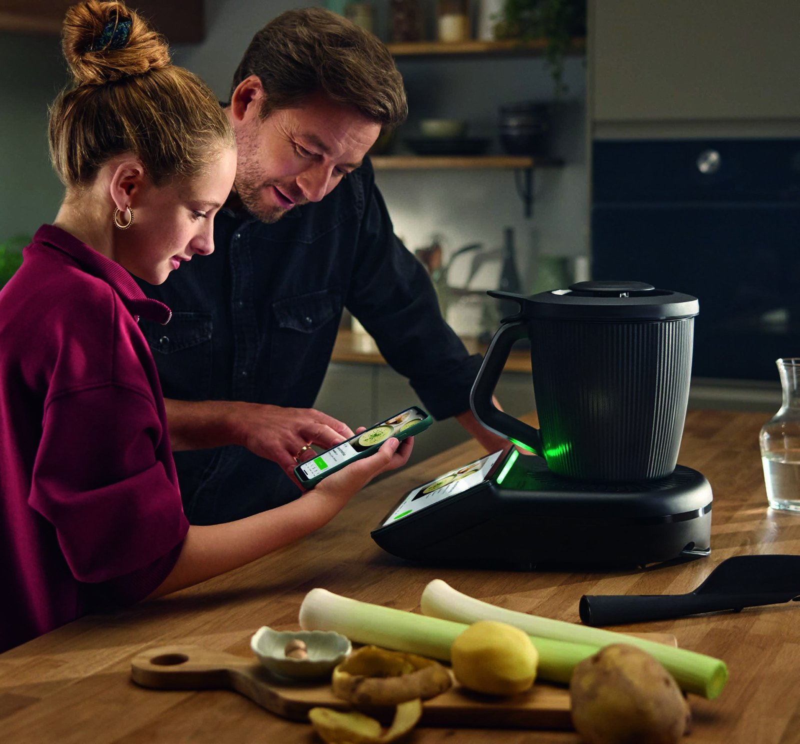 Family using Cookidoo with Thermomix TM7